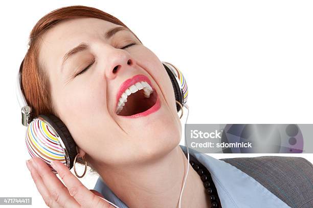 Mujer Usando Auriculares Y Cantar Foto de stock y más banco de imágenes de Ejecutiva - Ejecutiva, Adulto, Alegre