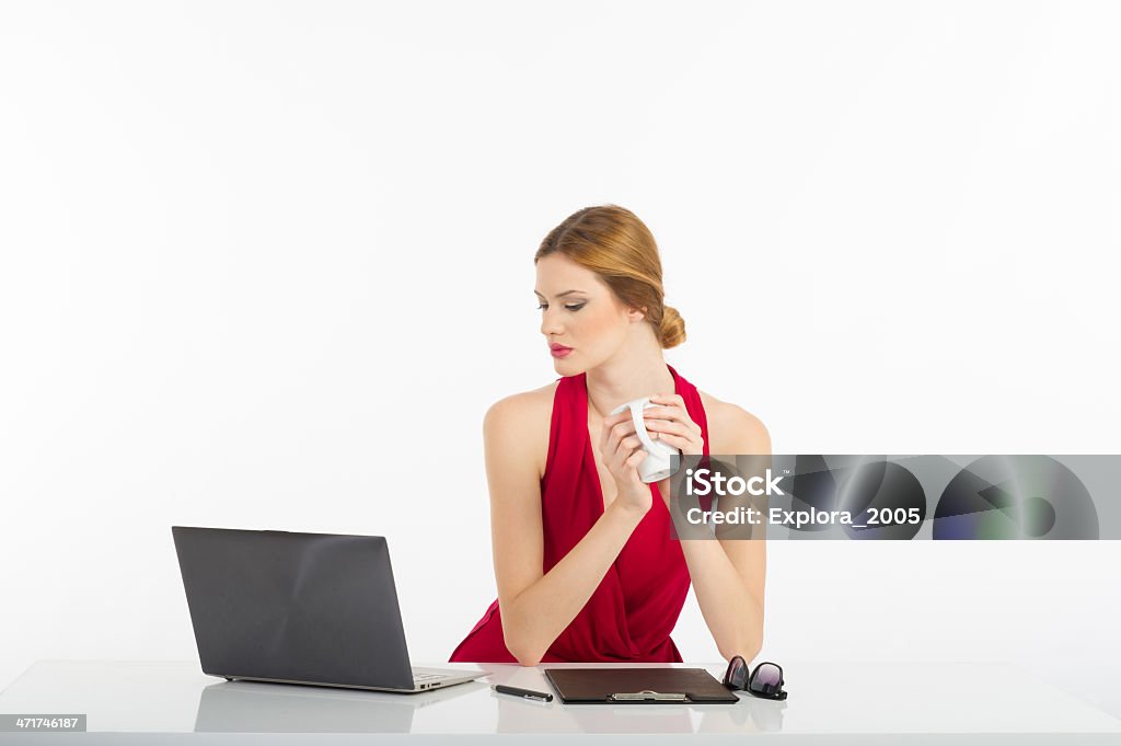 젊은 Businesswomen 루킹 컴퓨터 - 로열티 프리 20-29세 스톡 사진