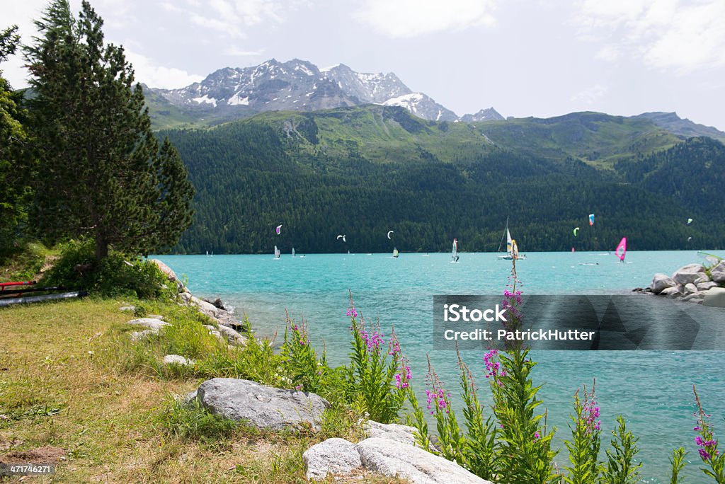 Windsurfista e kitesurfer no Lago Silvaplana - Foto de stock de Kiteboarding royalty-free