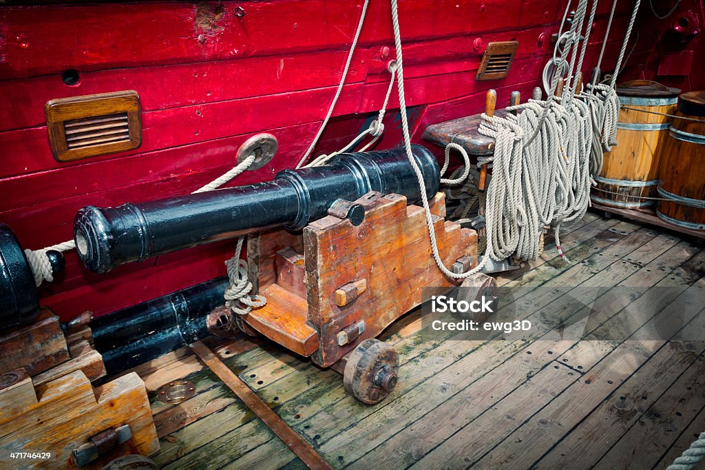 A bordo do navio à vela medieval militar - Foto de stock de Grade de proteção royalty-free