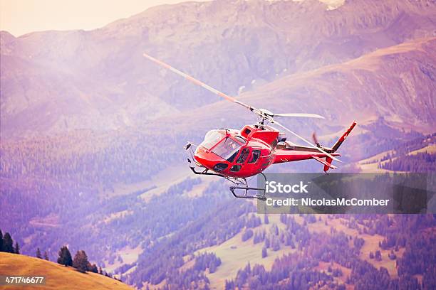 레드 헬리콥터 상륙용 In 고산대 Switzerland 10월에 대한 스톡 사진 및 기타 이미지 - 10월, 가을, 겁먹은