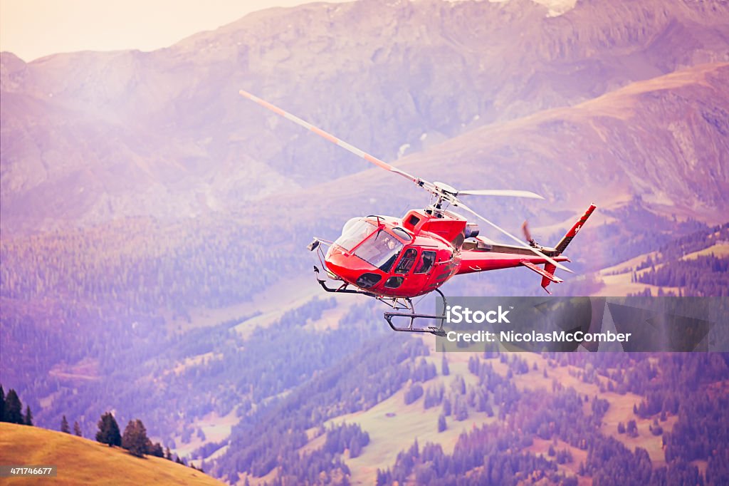 Aterragem do Helicóptero de vermelho alpino Suíça - Royalty-free A caminho Foto de stock