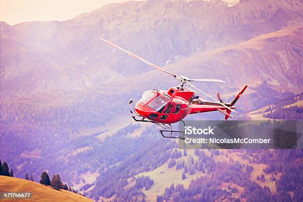 Aterragem Do Helicóptero De Vermelho Alpino Suíça - Fotografias de stock e mais imagens de A caminho - A caminho, Adulto, Alpes Europeus