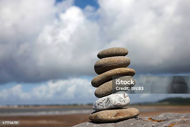 Inuksuk O Cairn Mucchio Di Ciottoli - Fotografie stock e altre immagini di Allegoria - Allegoria, Ambientazione esterna, Bianco