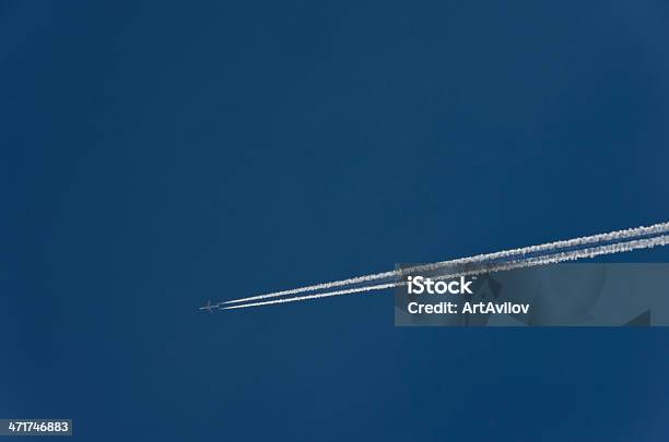 Flugzeug Am Himmel Stockfoto und mehr Bilder von Abgas - Abgas, Bewegung, Bildhintergrund