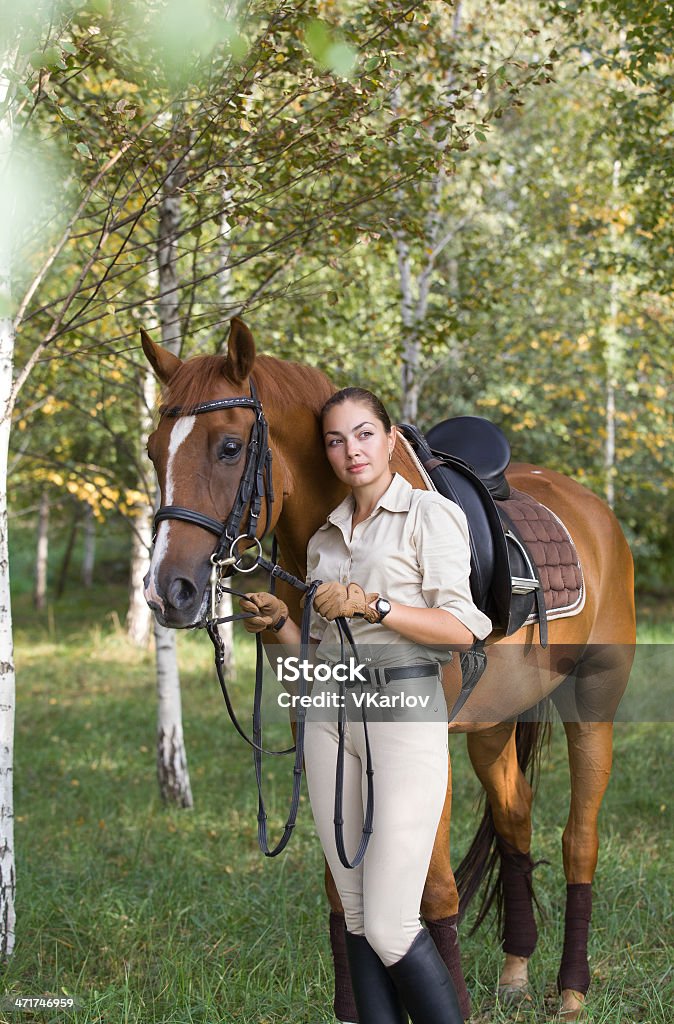 Retrato de jovem bonito brunette mulher com um cavalo Castanho - Royalty-free Adolescente Foto de stock