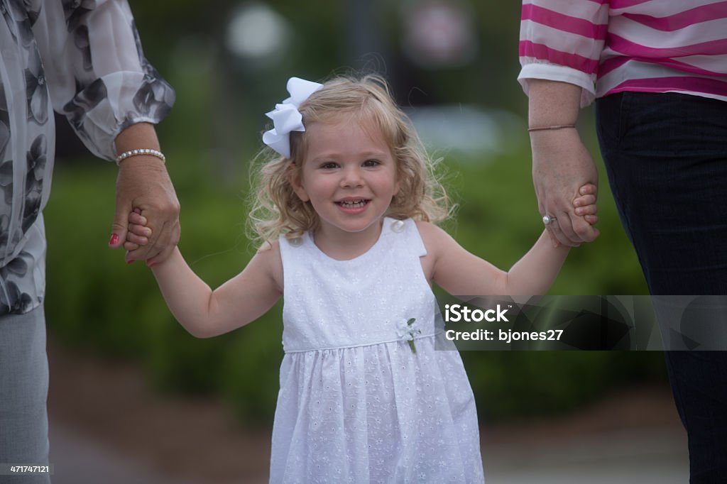 Bambina che gioca - Foto stock royalty-free di Accudire