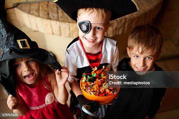 Halloween Sestá Foto de stock y más banco de imágenes de Golosina - Golosina, Halloween, Cuenco