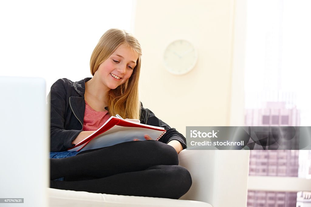 Little jeune fille écrivant dans le journal - Photo de 14-15 ans libre de droits