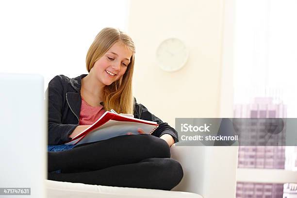 Foto de Pequena Menina Escrevendo Diário e mais fotos de stock de 14-15 Anos - 14-15 Anos, Aconchegante, Adolescente