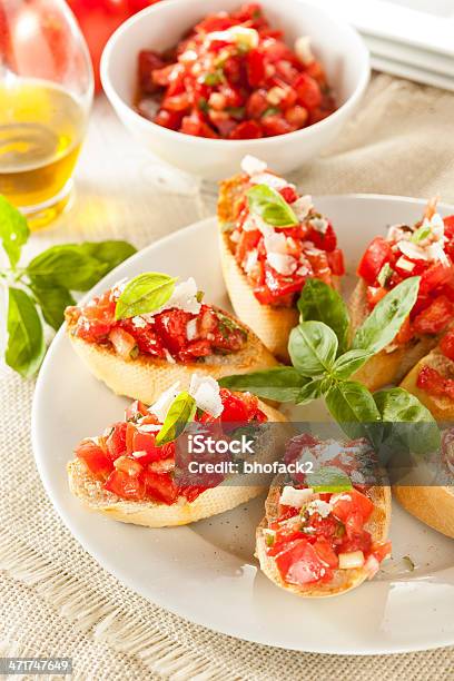 홈메이트 토마토와 바질 브루스케타 0명에 대한 스톡 사진 및 기타 이미지 - 0명, 건강한 식생활, 고추류