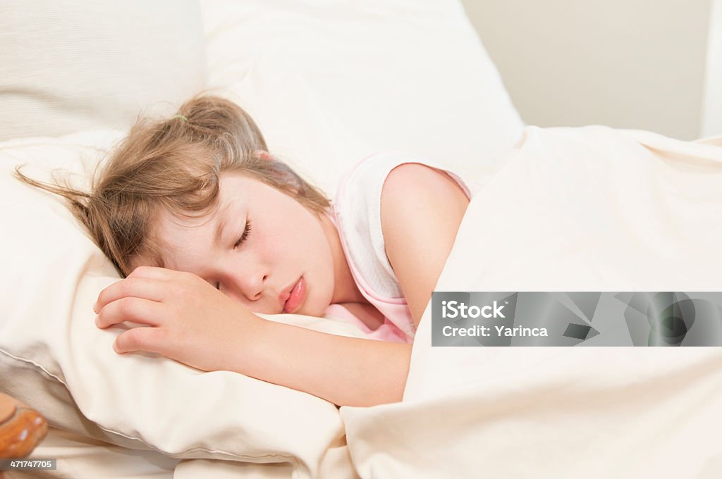 Gril criança dormindo oh de uma cama branca - Foto de stock de 8-9 Anos royalty-free