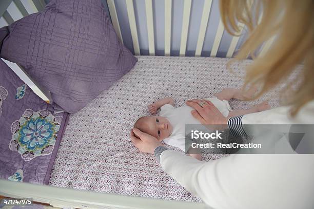 Komfortable Tochter Mutter Stockfoto und mehr Bilder von Alleinerzieherin - Alleinerzieherin, Aufwachen, Baby