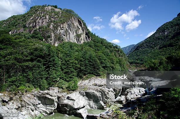 Al Río Y A Las Montañas Foto de stock y más banco de imágenes de Agua - Agua, Aire libre, Alpes Europeos