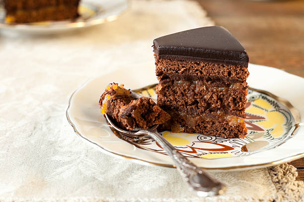 sacher de chocolate - sachertorte cake chocolate cake portion - fotografias e filmes do acervo