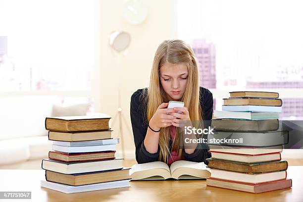 Photo libre de droit de Mignonne Petite Fille À Envoyer Des Sms Et Étudier banque d'images et plus d'images libres de droit de Adolescence