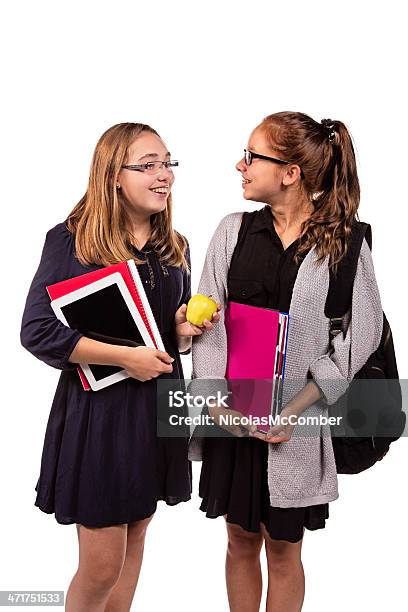 Back To School Dos Chicas Adolescentes Charlar Cheerfully Foto de stock y más banco de imágenes de Adolescente