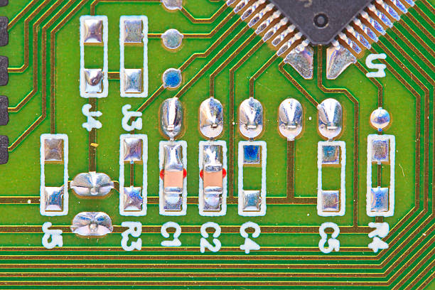 gros plan macro de circuit électronique de conseil et isolé - computer part mother board circuit board blue photos et images de collection