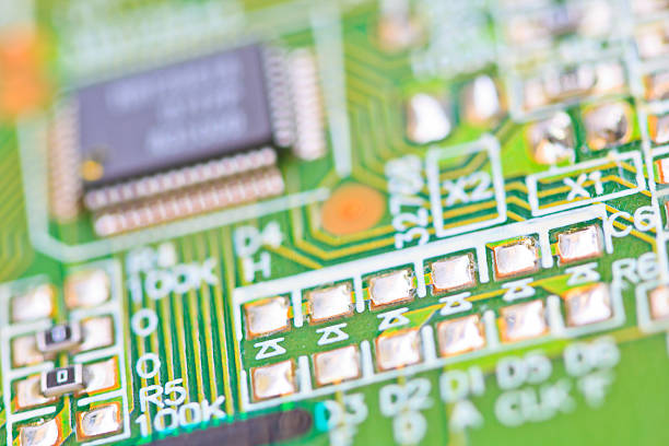 gros plan macro de circuit électronique de conseil et isolé - computer part mother board circuit board blue photos et images de collection