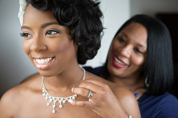 braut und mutter auf ihre hochzeit - wedding black american culture bride stock-fotos und bilder
