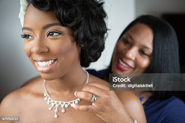 Foto de Noiva E Mãe Com Seu Dia De Casamento e mais fotos de stock de Noiva - Noiva, Afro-americano, Colar