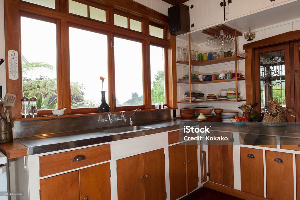 Scena di cucina negli anni'20 Nuova Zelanda bungalow - Foto stock royalty-free di Interno di casa