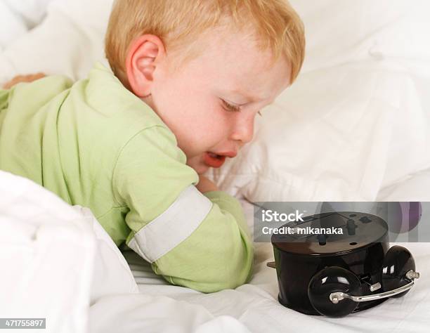 Kleine Junge Wake Up Stockfoto und mehr Bilder von Auf dem Bauch liegen - Auf dem Bauch liegen, Aufwachen, Bett