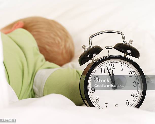 Photo libre de droit de Sommeil Profond Avec Radioréveil banque d'images et plus d'images libres de droit de Allongé sur le devant - Allongé sur le devant, Beauté, D'ascendance européenne