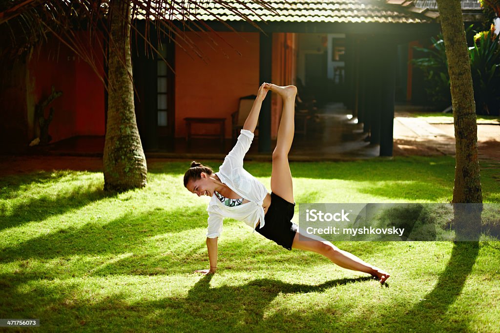 Esercizio di Yoga in Sri Lanka - Foto stock royalty-free di 25-29 anni