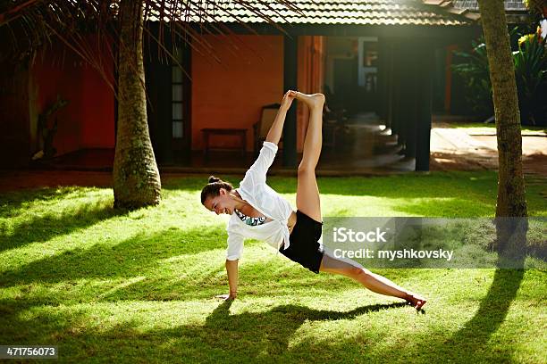 Esercizio Di Yoga In Sri Lanka - Fotografie stock e altre immagini di 25-29 anni - 25-29 anni, Adulto, Aerobica