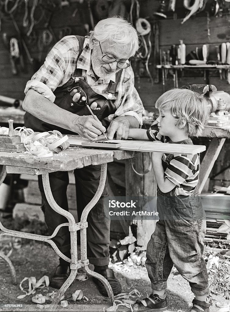 Abuelo y nieto en el taller - Foto de stock de Abuelo libre de derechos