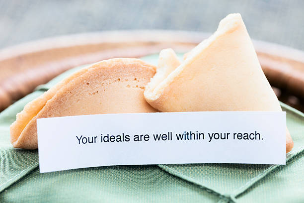 bolinho da sorte - aspirations chinese cuisine fortune cookie wishing imagens e fotografias de stock