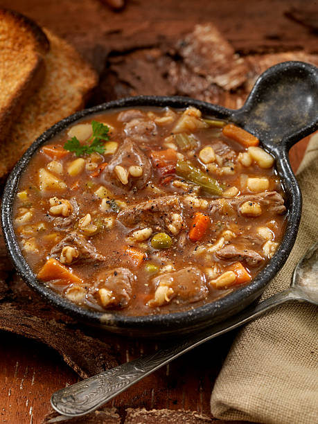 la carne de res y sopa de cebada - vegetable barley soup fotografías e imágenes de stock