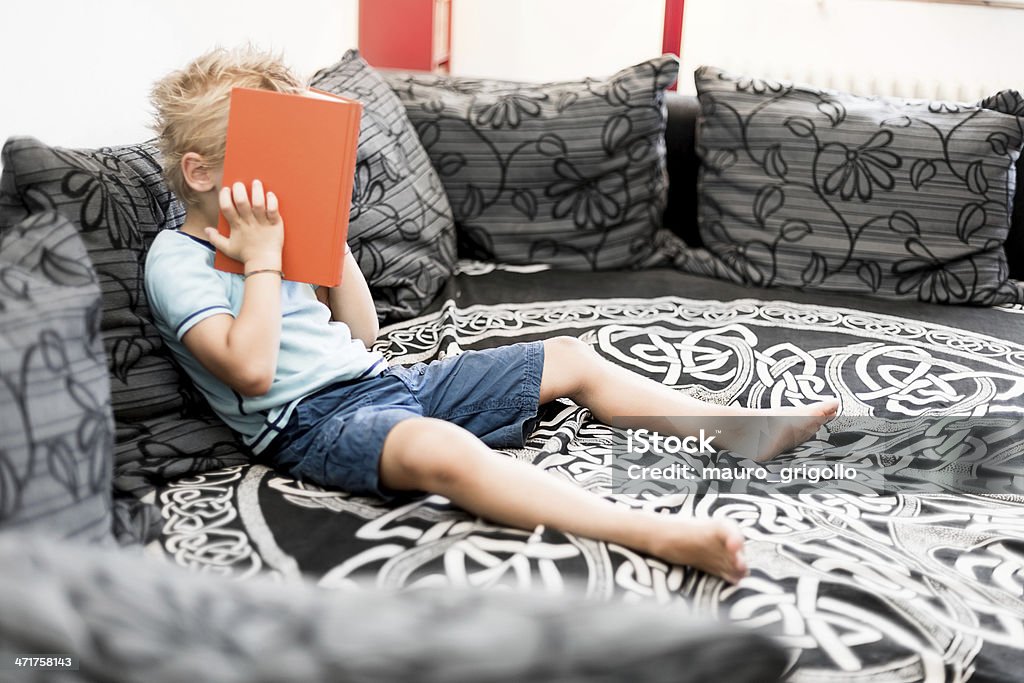 Junge will nicht lesen das Buch - Lizenzfrei 6-7 Jahre Stock-Foto