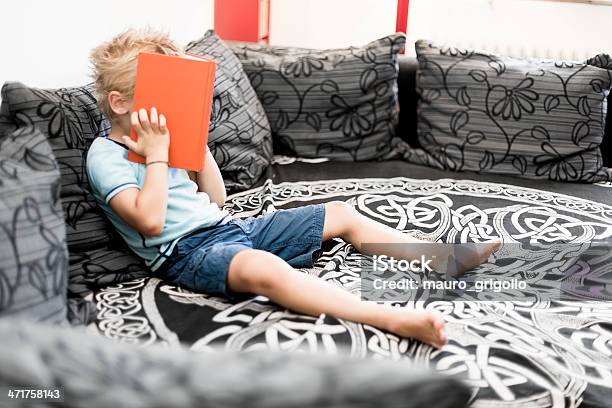 Junge Will Nicht Lesen Das Buch Stockfoto und mehr Bilder von 6-7 Jahre - 6-7 Jahre, Akademisches Lernen, Jungen