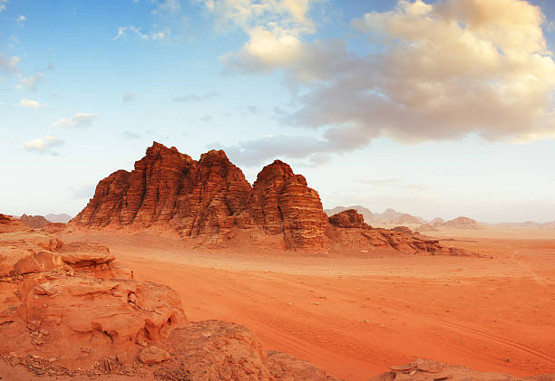 deserto del wadi rum, giordania - wadi rum foto e immagini stock