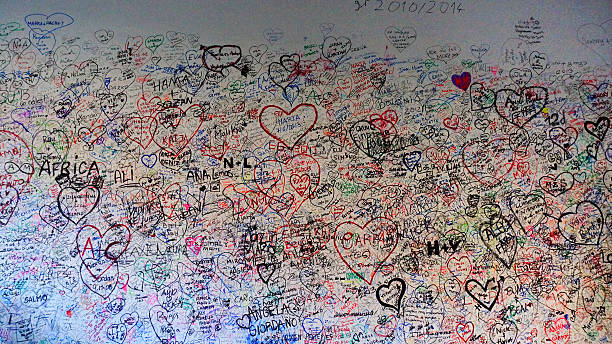 love pared de julieta asamblea en verona, italia - capulet fotografías e imágenes de stock