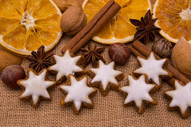 シナモンのビスケット - anise cinnamon star nutmeg ストックフォトと画像