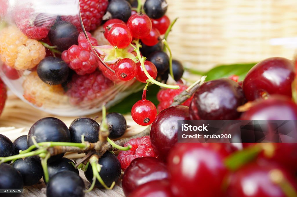 Deliciosas frutas vermelhas de verão: Cereja, framboesa, groselha - Foto de stock de Alimentação Saudável royalty-free