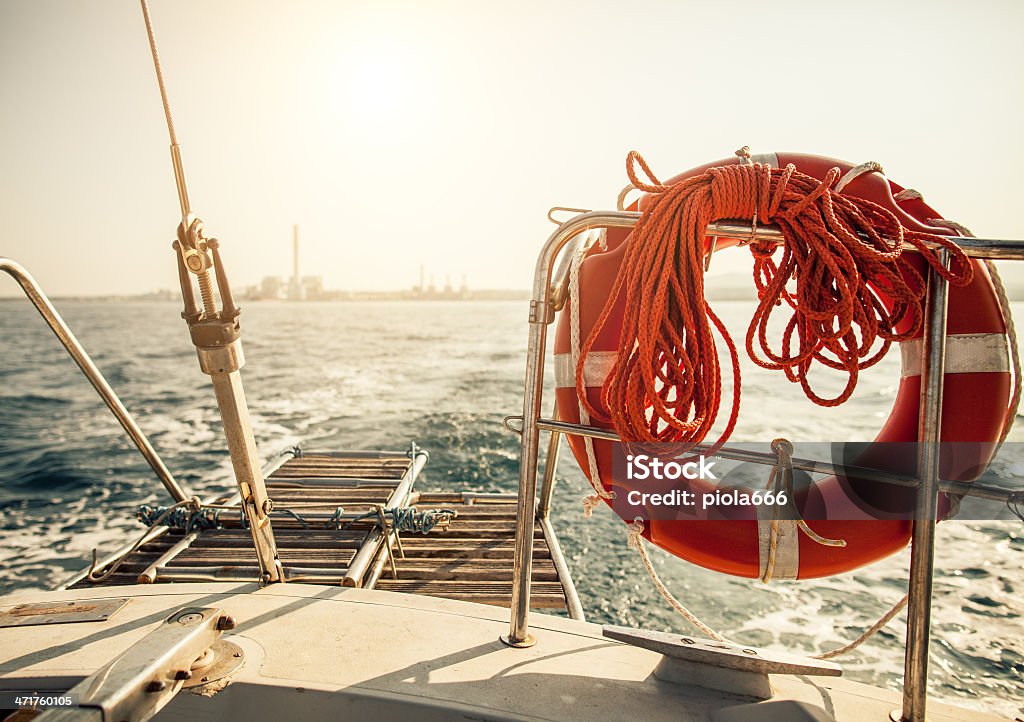 Scia della barca a vela lasciando la costa - Foto stock royalty-free di A bordo
