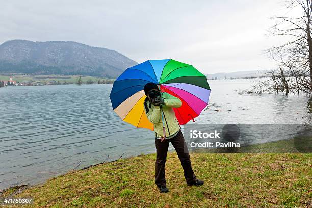 Fotografo Con Ombrello Planina Lago Slovenia - Fotografie stock e altre immagini di Acqua - Acqua, Acqua stagnante, Adulto