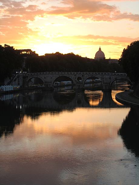 ローマ－テヴェレ川川のチベットローマの夜 - flus ストックフォトと画像