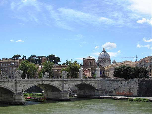 ローマ－テヴェレ川川のチベットローマ、イタリア - flus ストックフォトと画像