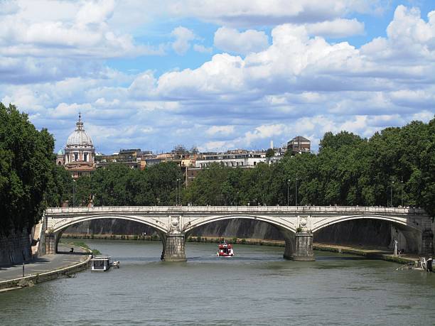 ローマ－テヴェレ川川のチベットローマ、イタリア - flus ストックフォトと画像