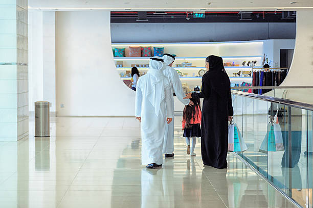 arabian rodziny w centrum handlowe - abe zdjęcia i obrazy z banku zdjęć
