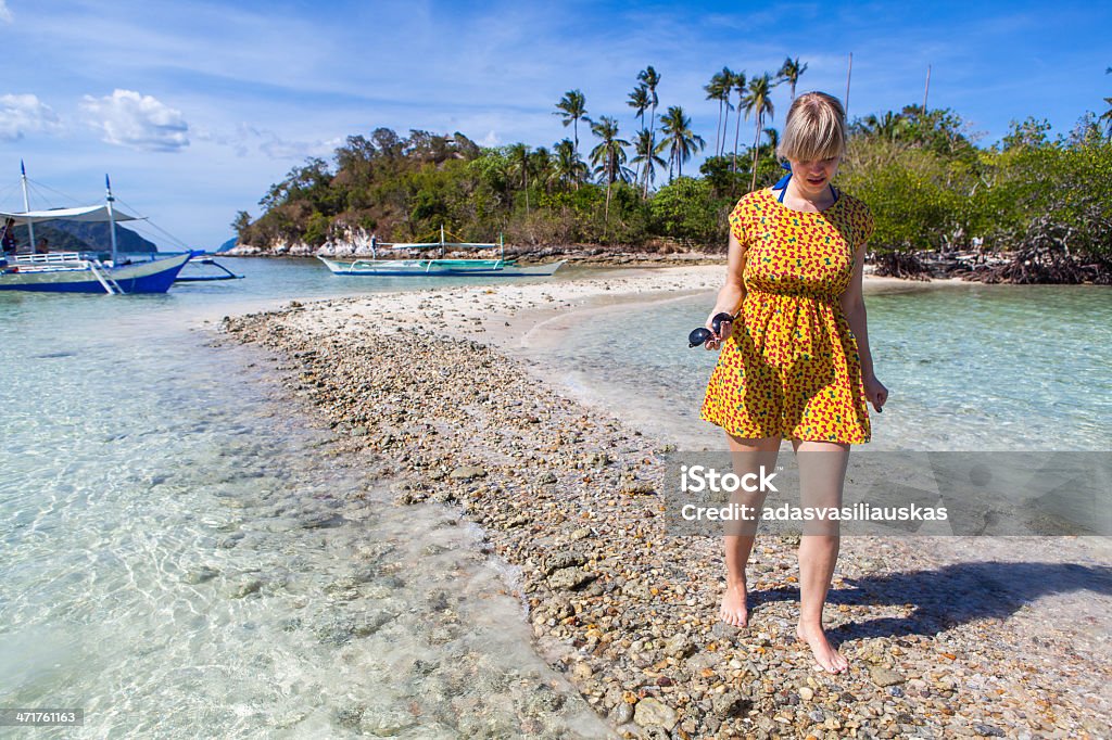 Mujer en una playa perfecta - Foto de stock de Adulto libre de derechos