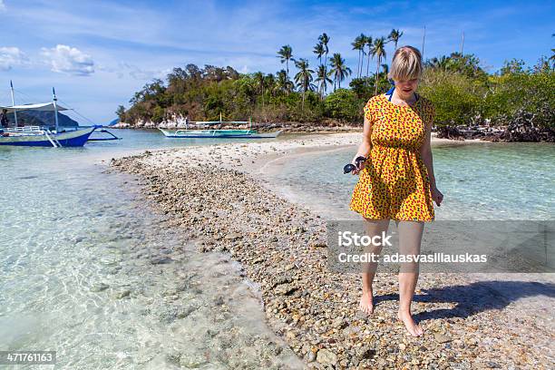 Foto de Mulher Em Uma Praia Perfeita e mais fotos de stock de Adulto - Adulto, Andar, Areia