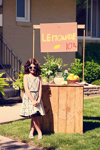 ヴィンテージな少女と彼女のレモネードスタンド - retro revival lemonade stand old fashioned lemonade ストックフォトと画像
