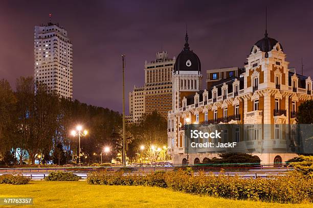 Noite Vista Da Praça De Espanha Em Madrid - Fotografias de stock e mais imagens de Anoitecer - Anoitecer, Ao Ar Livre, Arquitetura