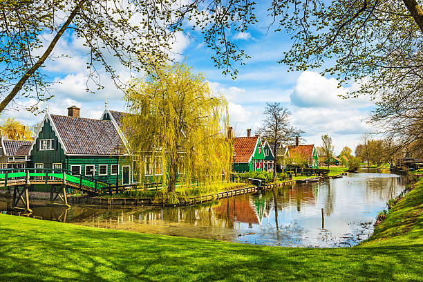 bela cena holandês com casas tradicionais do canal - zaanse schans bridge house water imagens e fotografias de stock